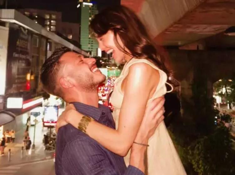 Milano kaçamağı Hafsanur Sancaktutan ve Kubilay Akadan romantik poz