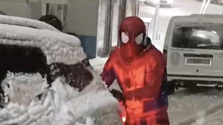 Karda mahsur kaldı, imdadına Örümcek Adam yetişti Tüm illeri gezeceğim
