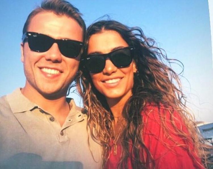Tolga Sarıtaştan eşi ve oğluyla aile pozu 2025 raporu