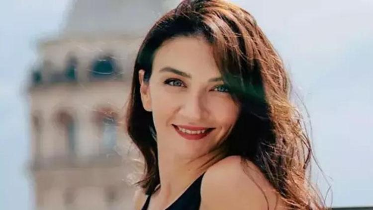 CEREN BENDERLİOĞLU’NUN OYUNCULUK KARİYERİ NASIL BAŞLADI