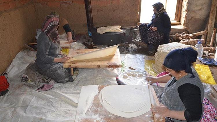Antalyalı kadınların imece usulü mesaisi 6 aylık yufka ihtiyacını karşılıyorlar