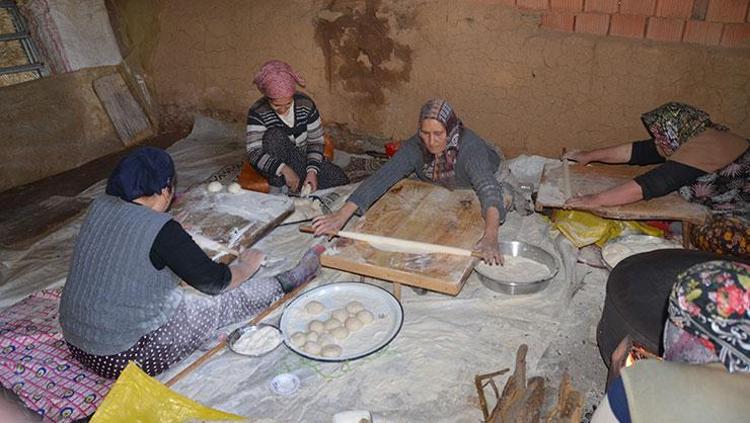 Antalyalı kadınların imece usulü mesaisi 6 aylık yufka ihtiyacını karşılıyorlar