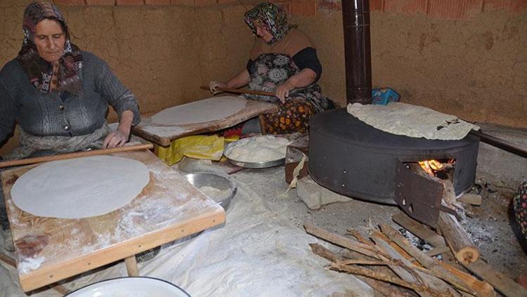 Antalyalı kadınların imece usulü mesaisi 6 aylık yufka ihtiyacını karşılıyorlar