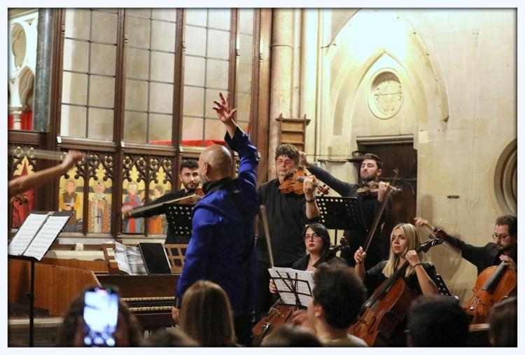 ÖĞRENCİLER VE AKADEMİSYENLER AYNI SAHNEDE