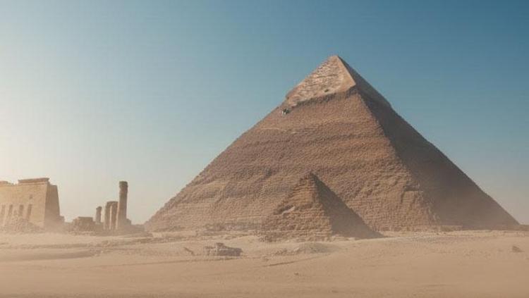 1. Dünyanın yedi harikasından günümüze ulaşan tek yapı hangisidir