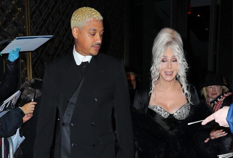 ÜVEY OĞLUNU DA AİLEDEN BİRİ GİBİ GÖRÜYOR: