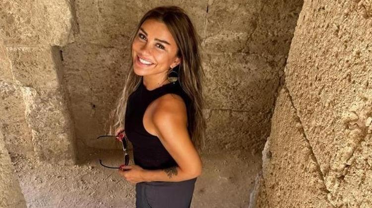 İlk haftada Survivordan elenen Selen Görgüzel Türkiyeye döner dönmez evinin yerlerini öptü