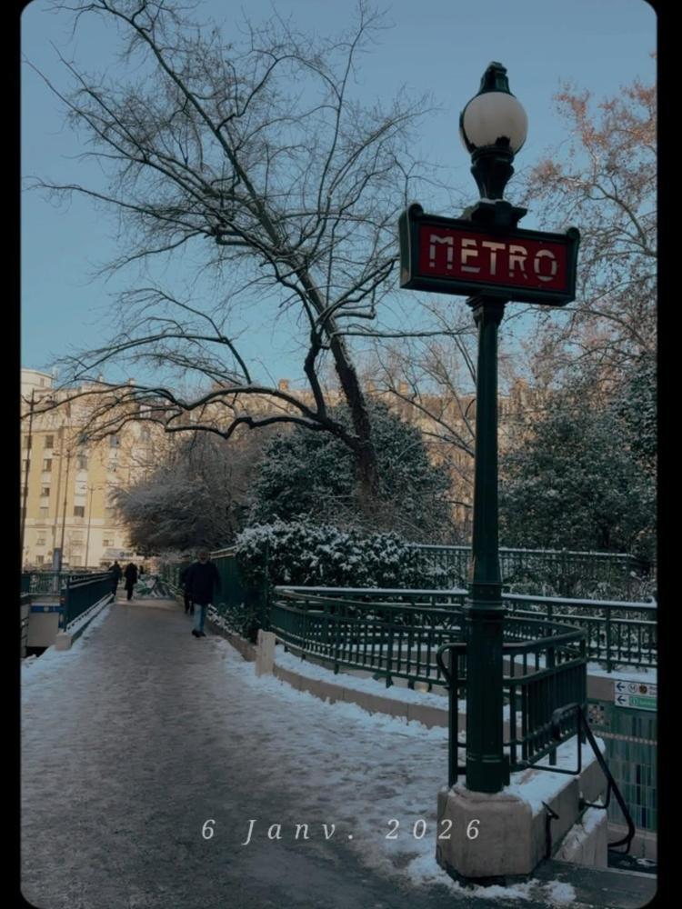 Tuba Büyüküstün’den Paris’te kar fotoğrafları