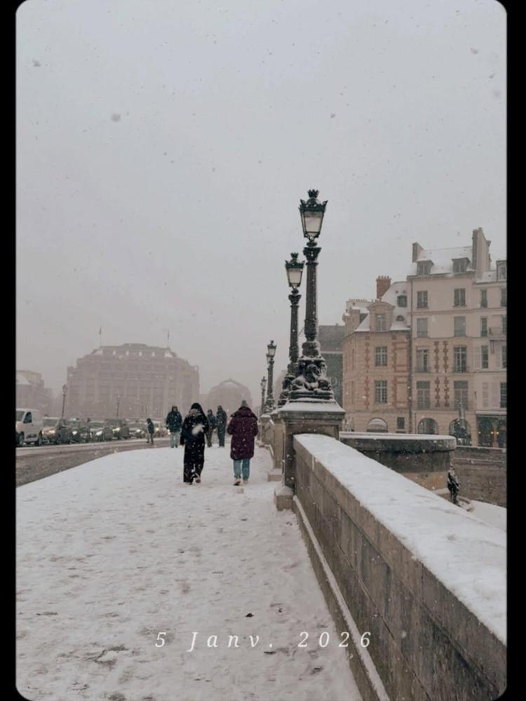Tuba Büyüküstün’den Paris’te kar fotoğrafları