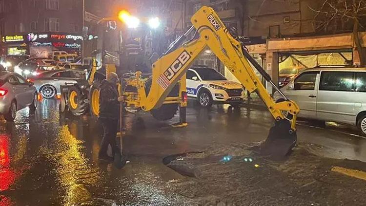BAYRAMPAŞA’DA YOL ÇÖKTÜ