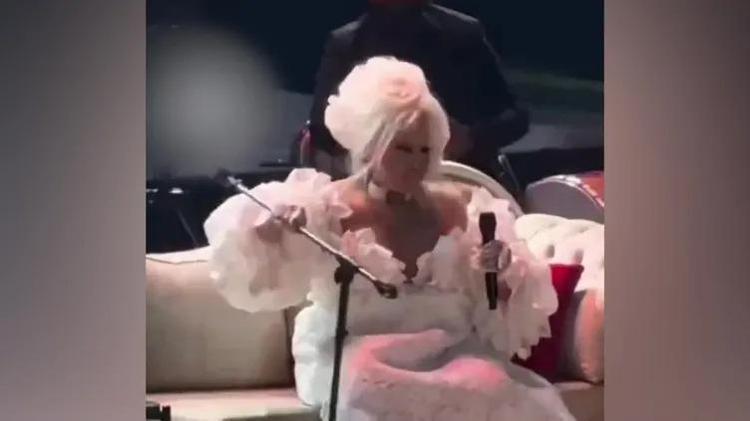 Bülent Ersoy sinirden küplere bindi, kameralara ateş püskürdü