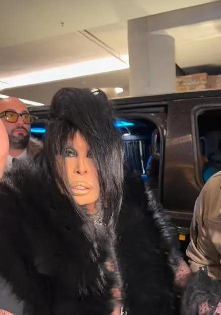 ÇEKİL BE BURNUMUN DİBİNE GİRİYORSUN