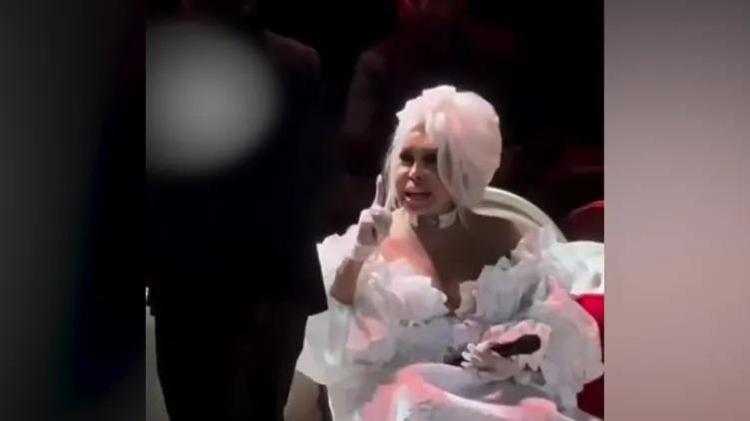 Bülent Ersoy sinirden küplere bindi, kameralara ateş püskürdü