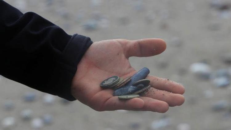 Antalya sahilinde altın avı Dedektörü alan koştu