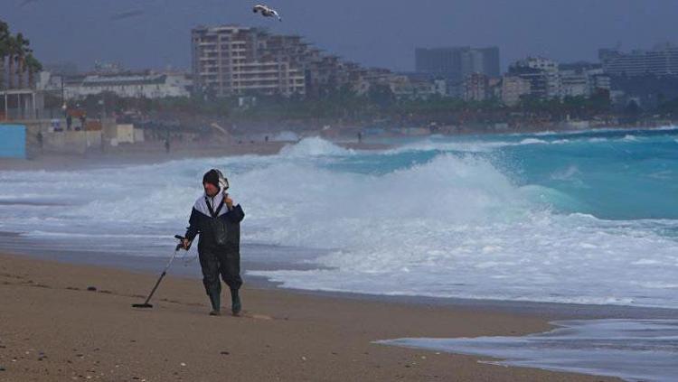 Antalya sahilinde altın avı Dedektörü alan koştu