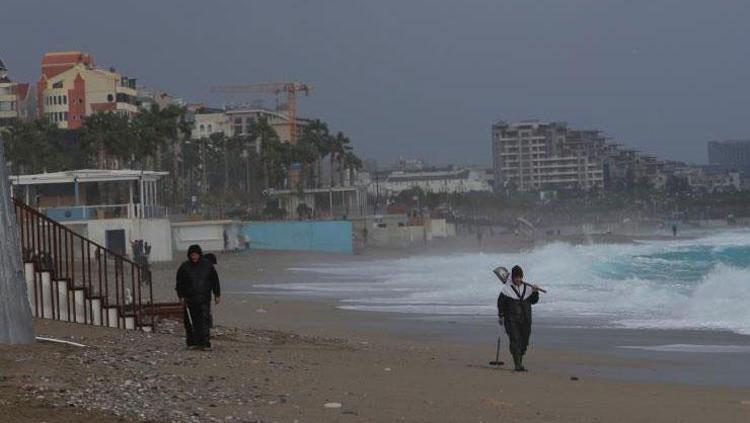 Antalya sahilinde altın avı Dedektörü alan koştu
