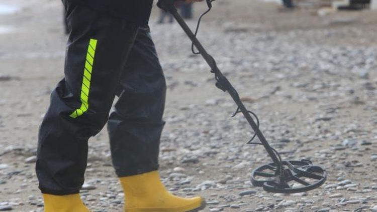 Antalya sahilinde altın avı Dedektörü alan koştu