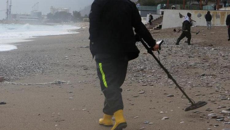 Antalya sahilinde altın avı Dedektörü alan koştu