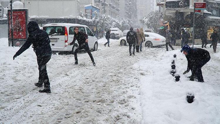 İstanbulda okullar 1 gün tatil edildi Valilik son dakika duyurdu
