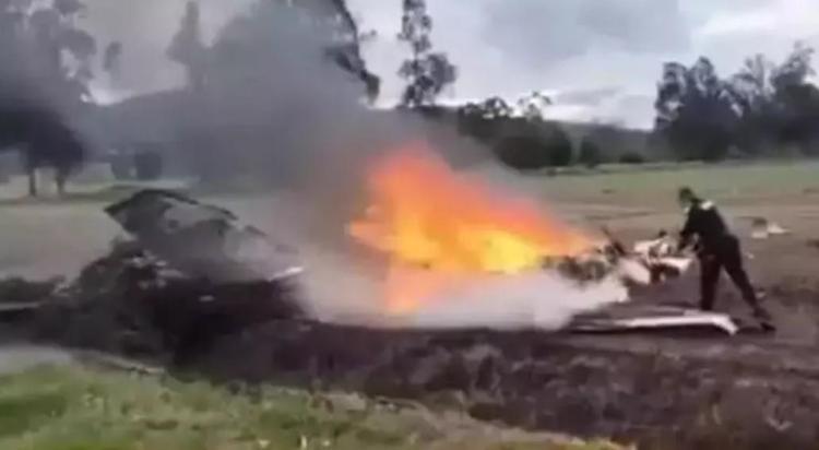 Ünlü şarkıcı uçak kazasında hayatını kaybetti Öleceğini rüyasında görmüş