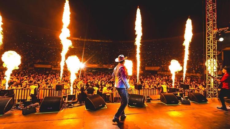 Ünlü şarkıcı uçak kazasında hayatını kaybetti Öleceğini rüyasında görmüş