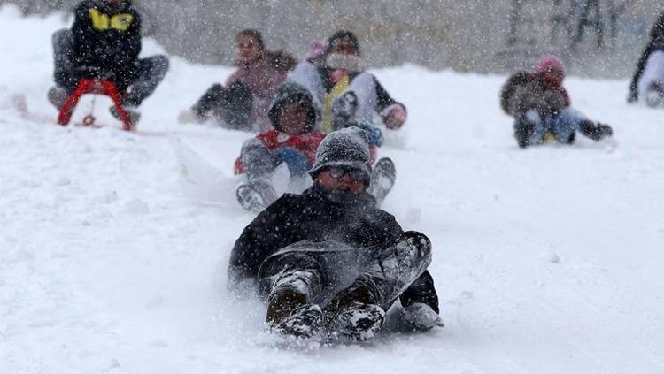 Kar eğitimi durdurdu: 13 Ocak Salı günü okulların tatil edildiği il ve ilçeler