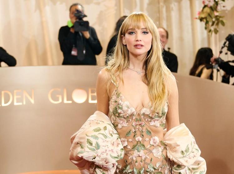 Jennifer Lawrence’ın Altın Küre elbisesi olay oldu Zaten çıplağım