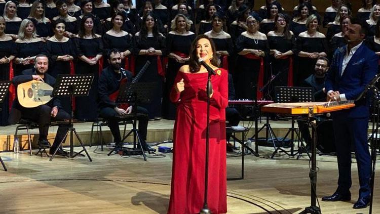 Türkan Şoray sahneye çıktı Şu an bir rüya alemindeyim