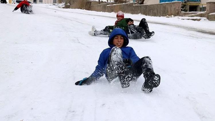 KARSIN SARIKAMIŞ İLÇESİNDE TAŞIMALI EĞİTİME KAR ENGELİ