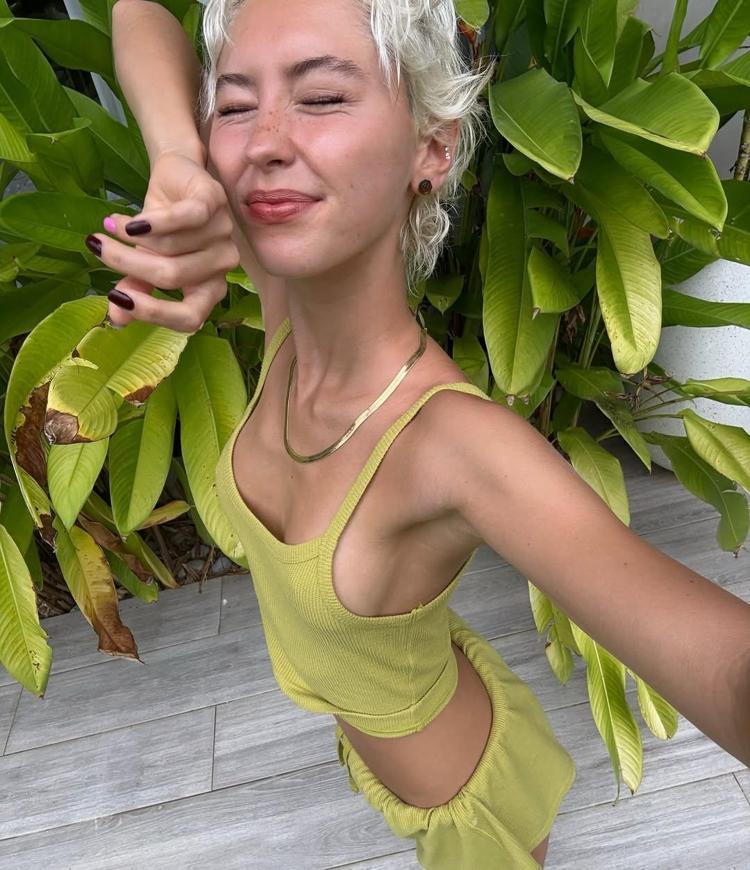 Iris Law’dan cesur paylaşım Kimse için giyinmiyorum