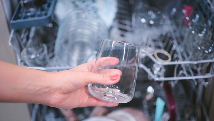 Bardakları elmas gibi parlatıyor Bulaşık makinesinin parlatıcı gözüne ekleyin