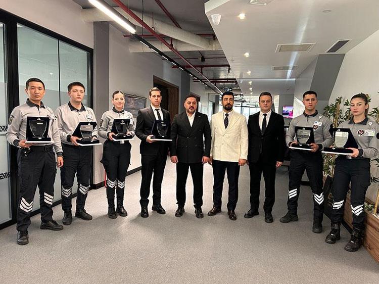 PAKET PATLADI, GÜVENLİK GÖREVLİSİ YARALANDI