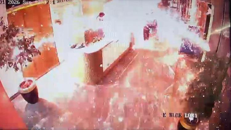 Lüks sitedeki dehşetin görüntüleri ortaya çıktı Kargo bomba gibi elinde patladı