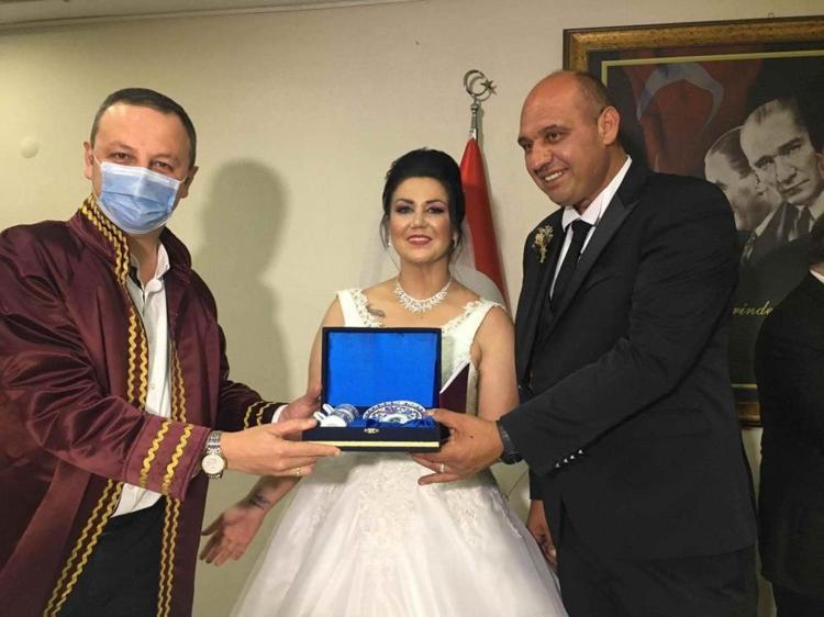 PANDEMİ DÖNEMİNDE EVLENMİŞLERDİ