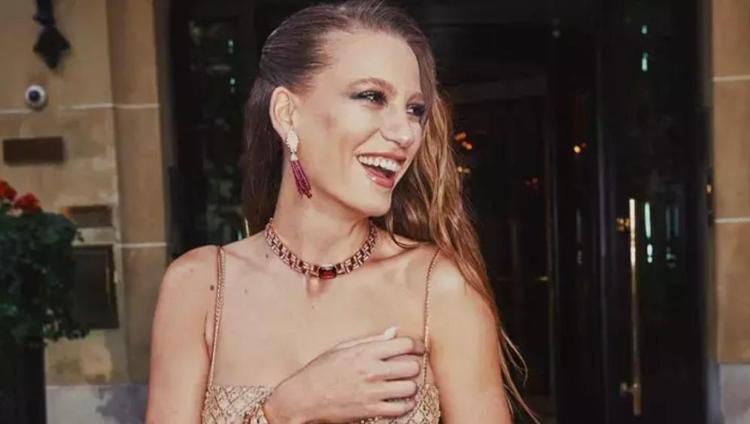 Serenay Sarıkaya kırmızılı pozlarıyla Instagram’da göz kamaştırdı