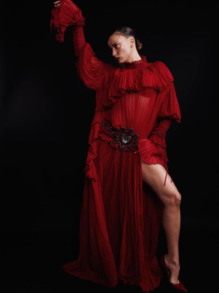 Serenay Sarıkaya kırmızılı pozlarıyla Instagram’da göz kamaştırdı