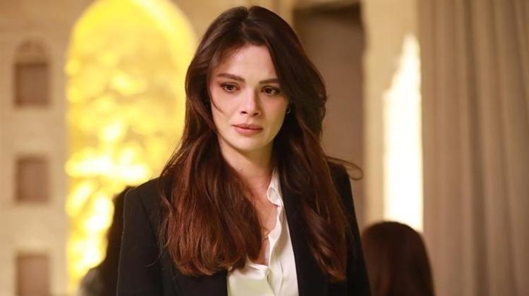 Uzak Şehirin Alyası Sinem Ünsala ödül Şıklığıyla damga vurdu