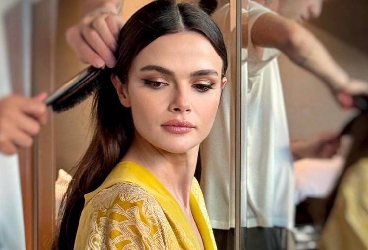 Uzak Şehirin Alyası Sinem Ünsala ödül Şıklığıyla damga vurdu