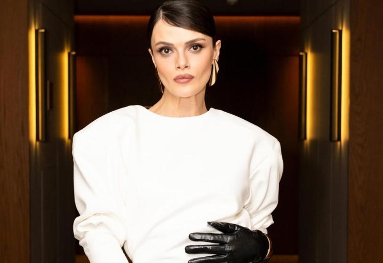 Uzak Şehirin Alyası Sinem Ünsala ödül Şıklığıyla damga vurdu