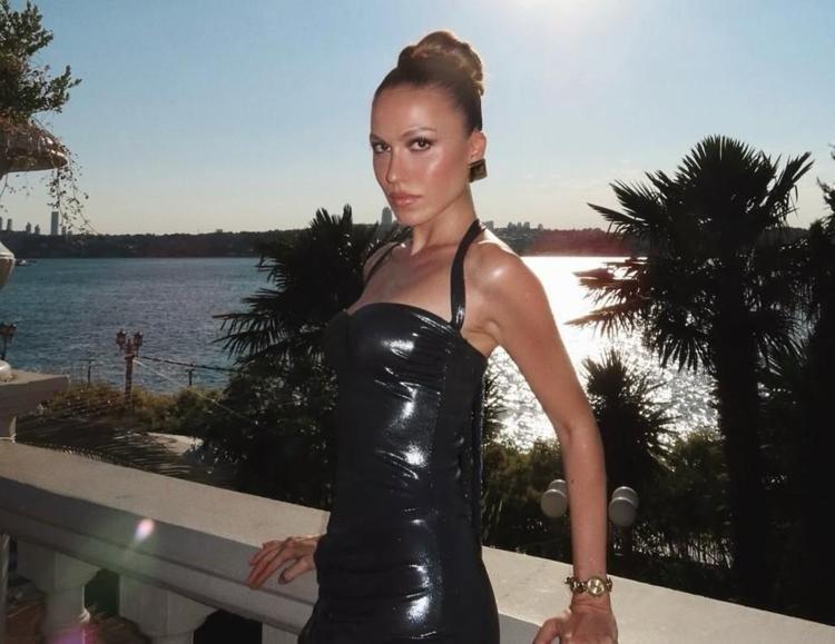 Ödül törenine damga vurdu Duygu Özaslandan siyah transparan tarz