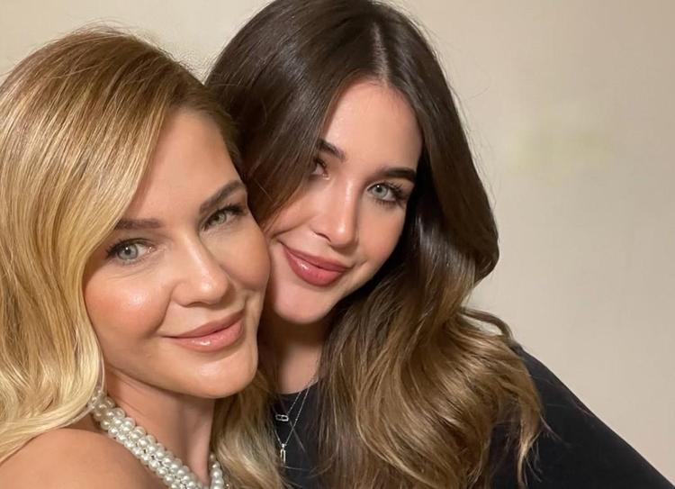 Emine Ün ve kızı davette Benzerlikleri şaşkına çevirdi