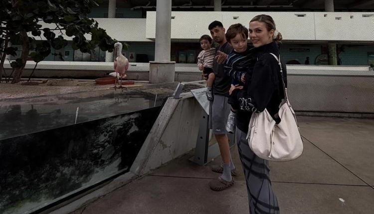 Ünlü çift Amerikada tatilde Yasemin Şefkatliden aile pozları