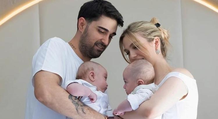 Ünlü çift Amerikada tatilde Yasemin Şefkatliden aile pozları