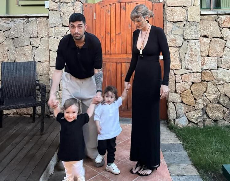 Ünlü çift Amerikada tatilde Yasemin Şefkatliden aile pozları