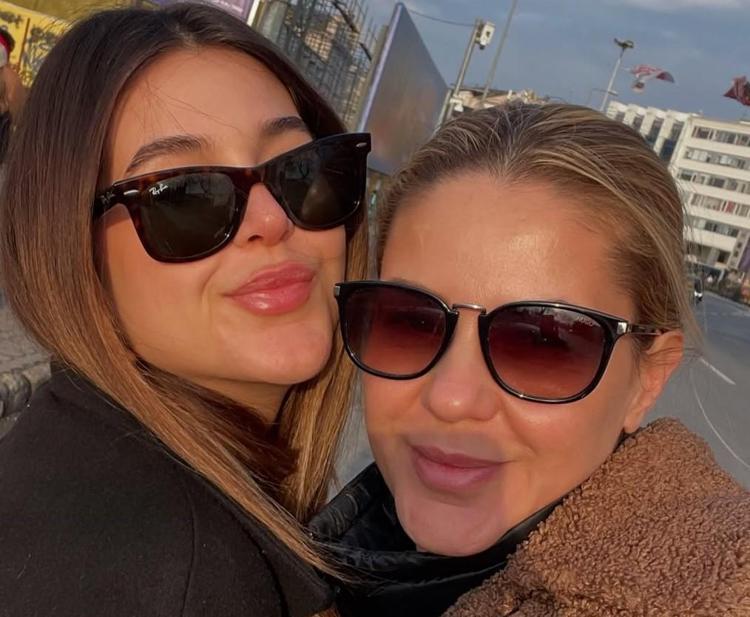 Annesiyle ödül törenine katıldı Emine Ünün kızından oyunculuğa yeşil ışık