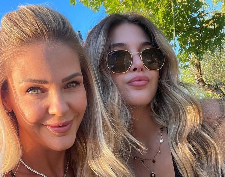 Annesiyle ödül törenine katıldı Emine Ünün kızından oyunculuğa yeşil ışık