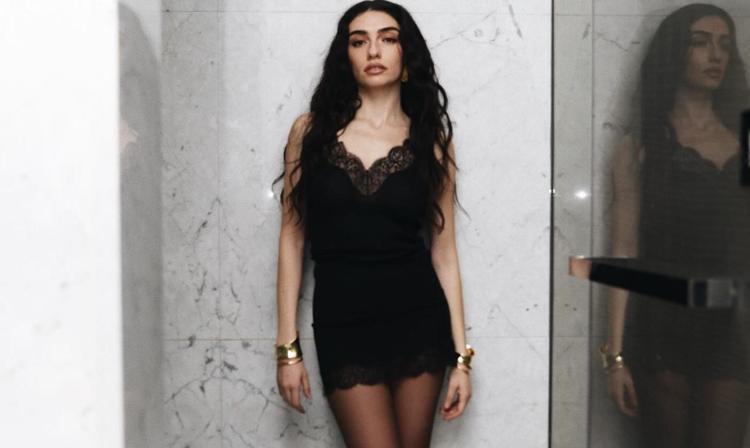 Ödül töreninde şıklık yarışı Hazar Ergüçlü, göz kamaştırdı