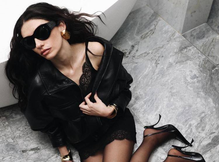 Ödül töreninde şıklık yarışı Hazar Ergüçlü, göz kamaştırdı