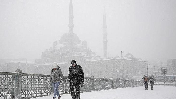 İstanbul için kar uyarısı Valilik yağışın başlayacağı saati duyurdu