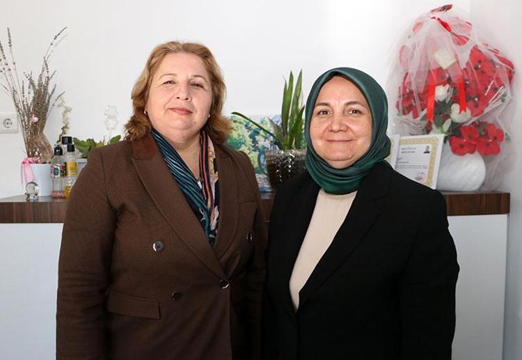 Ailelerinin okutmadığı iki kız kardeş muhtar oldu: Benim arkamda eşim ve mahallem var